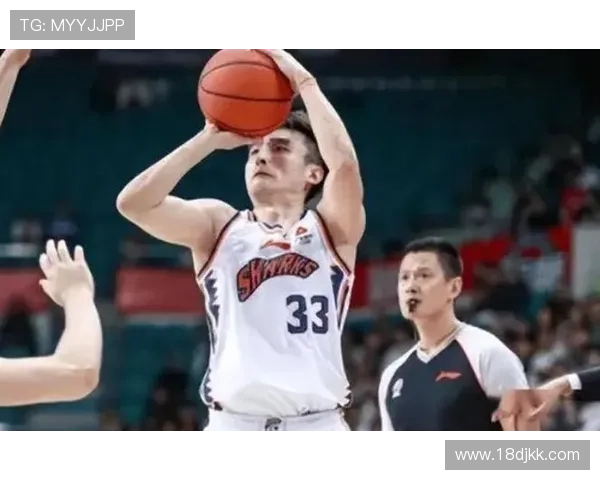 罗汉琛重回深圳男篮新赛季将穿上19号战袍再展雄风